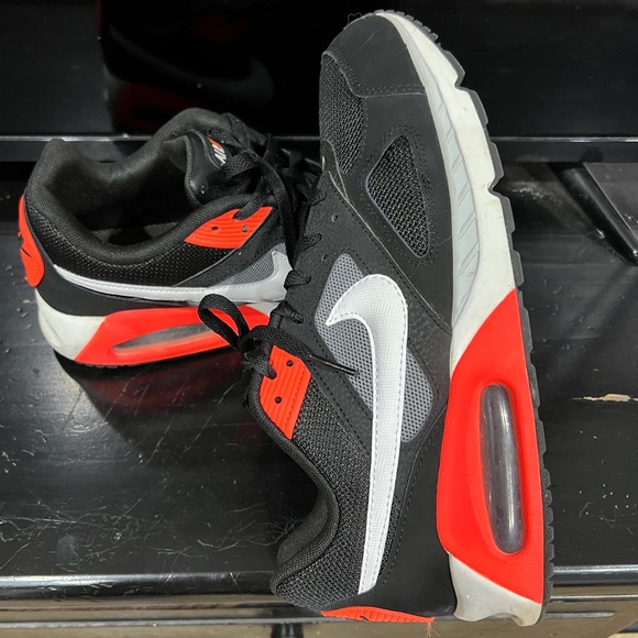 Nike Black and Red Sneakers - Picture 2 of 4